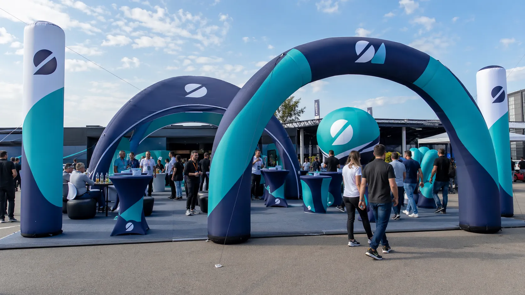 Nafukovacia brand zóna pre značky a korporácie na roadshow s reklamným stanom, bránou, totemmi a promo nábytkom