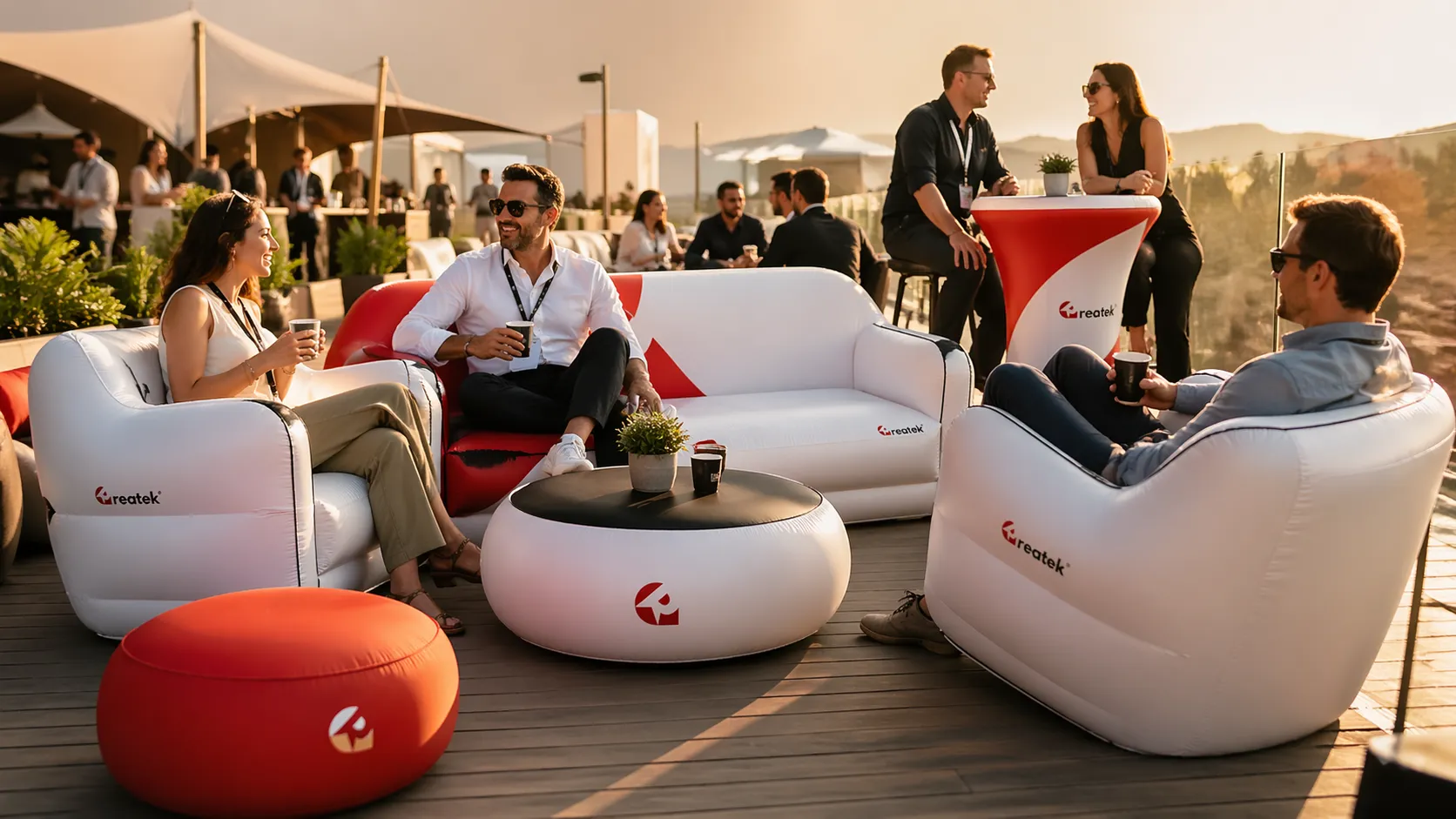 Pneumatický nábytok REATEK vo VIP lounge zóne na evente s ľuďmi pri relaxe a networkingu