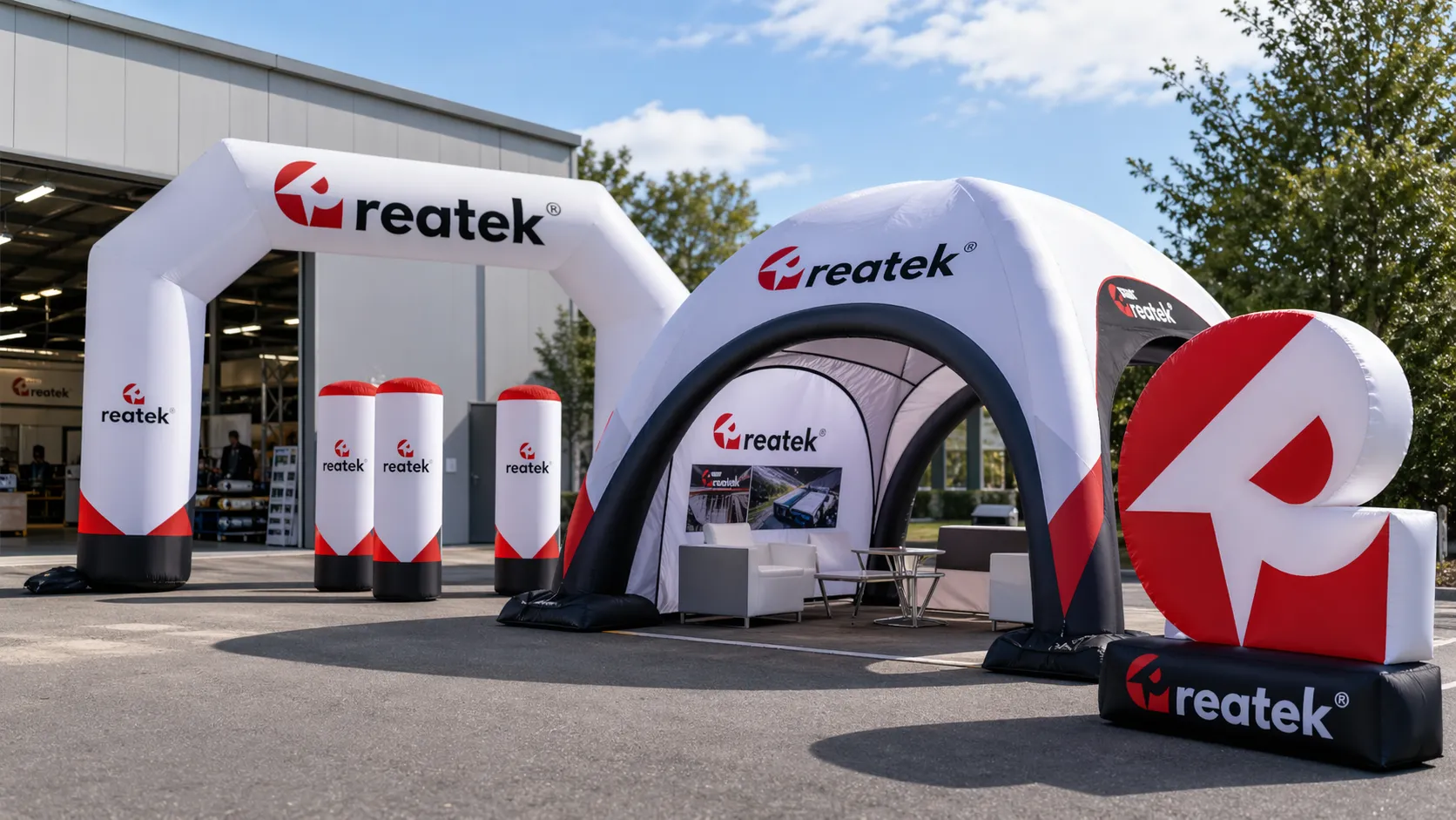 Prémiová nafukovacia reklama REATEK s nafukovacou bránou, pneumatickým stanom, reklamnými stĺpmi a 3D nafukovacím objektom pre profesionálne eventy a firemný branding.